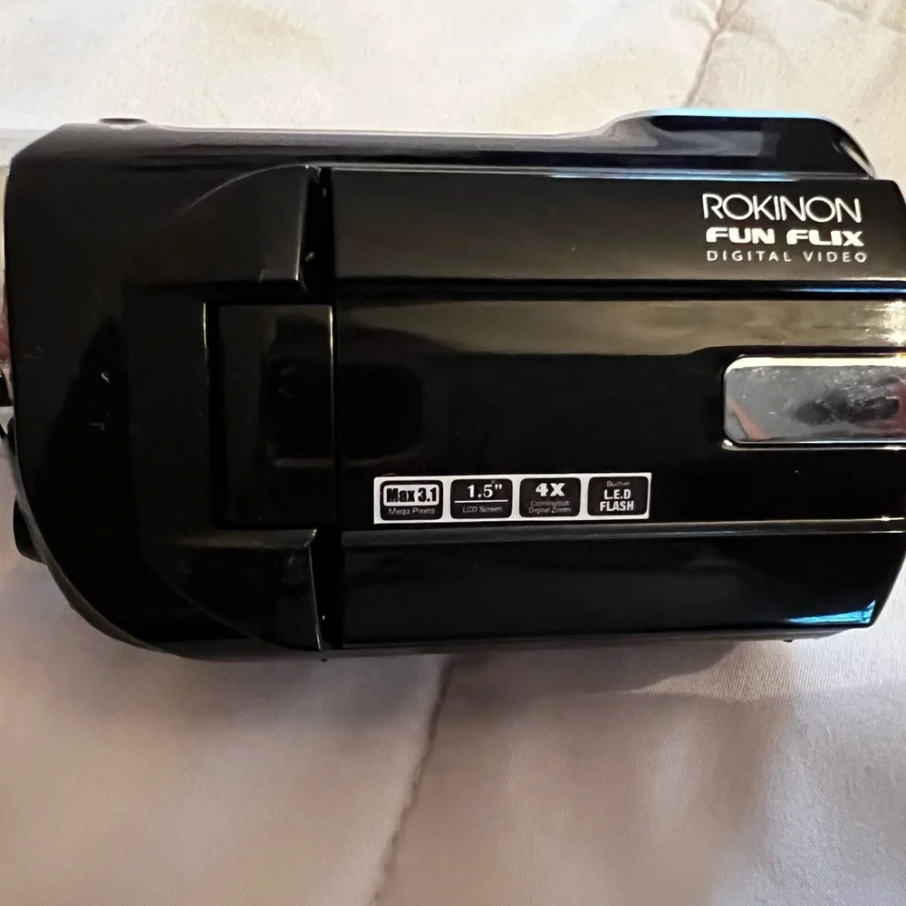 Rokinon Fun Flix Mini Camcorder video recorder 3.1mp 1.5” LCD SD/MMC USB black